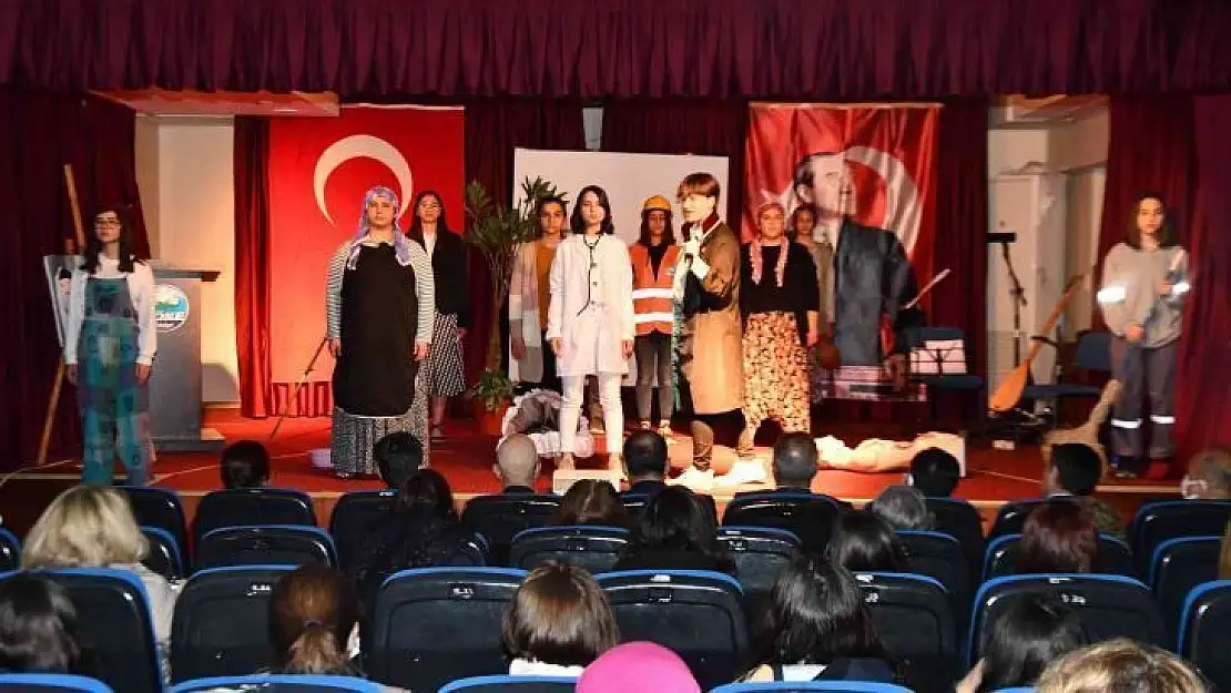 Söke'de öğrencilerin Kadınlar Günü Oratoryosu beğeni topladı