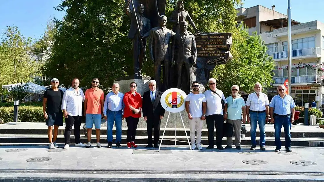 Sökeli Gazeteciler 24 Temmuz nedeniyle çelenk sundu