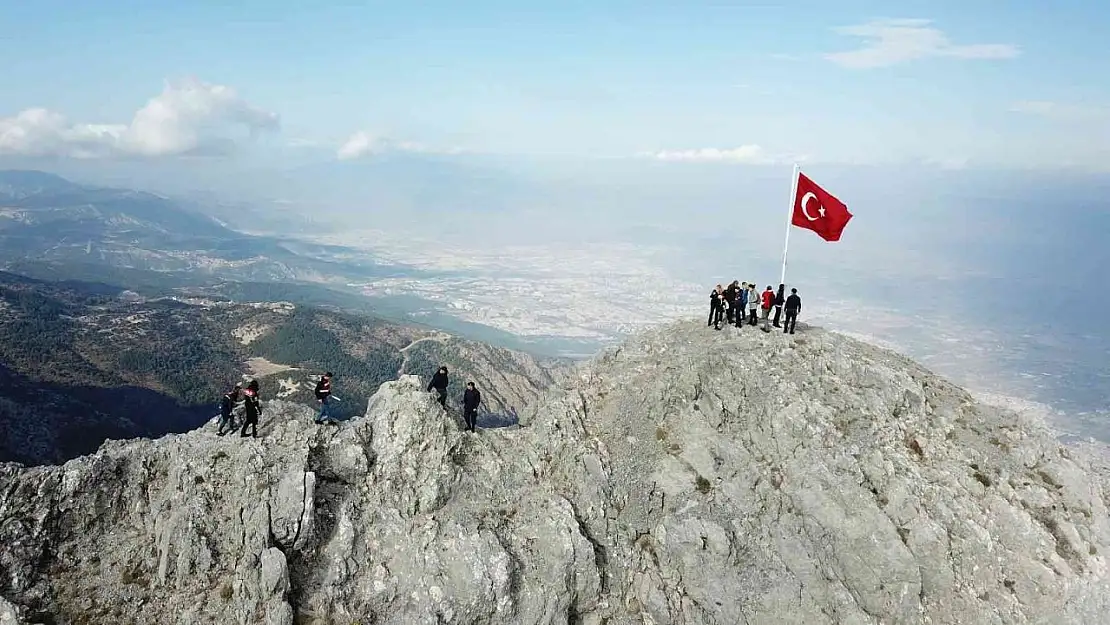 Spil Dağı'nın zirvesinden kadına yönelik şiddete dikkat çektiler