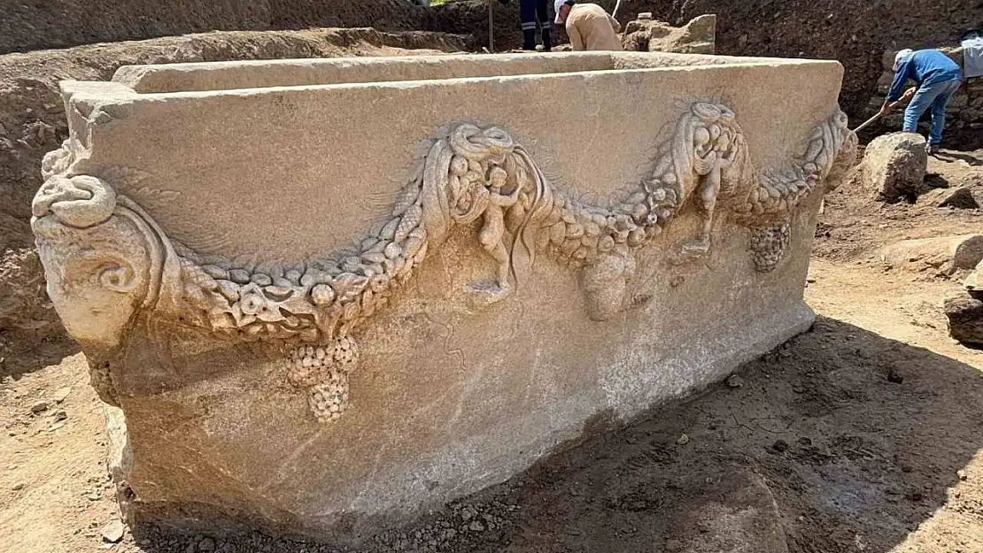Stratonikeia'da 2000 yıllık girlandlı lahit bulundu