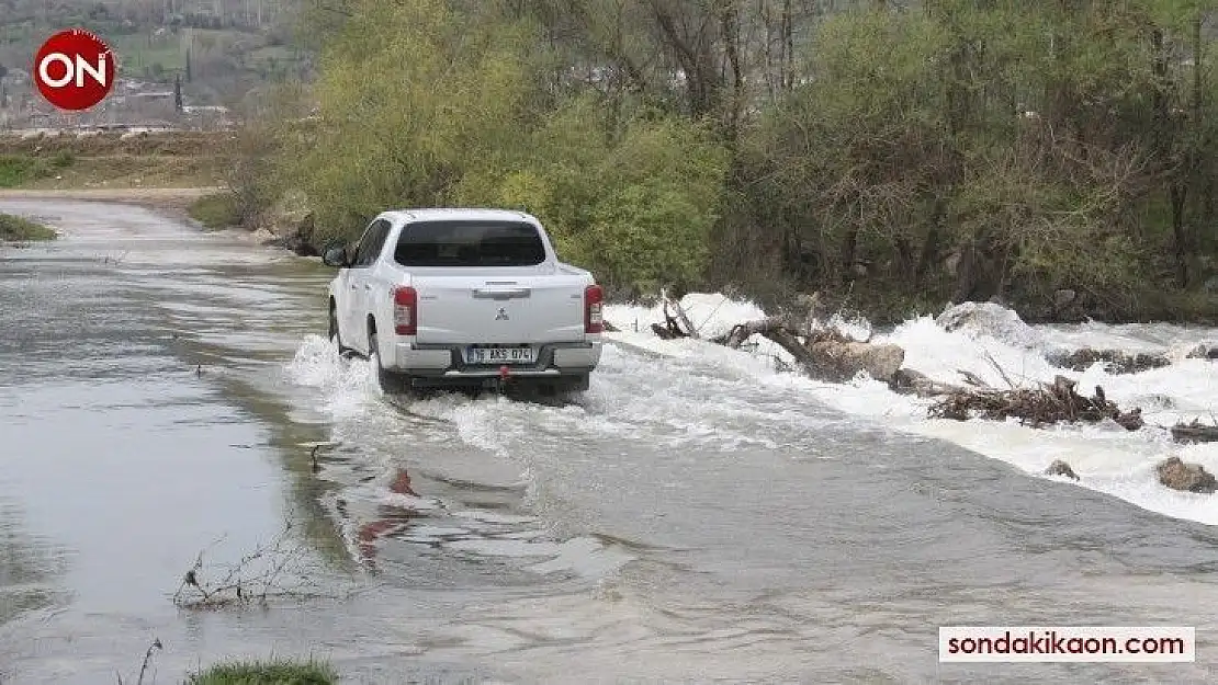 Su altında kalan köprüden tehlikeli geçiş