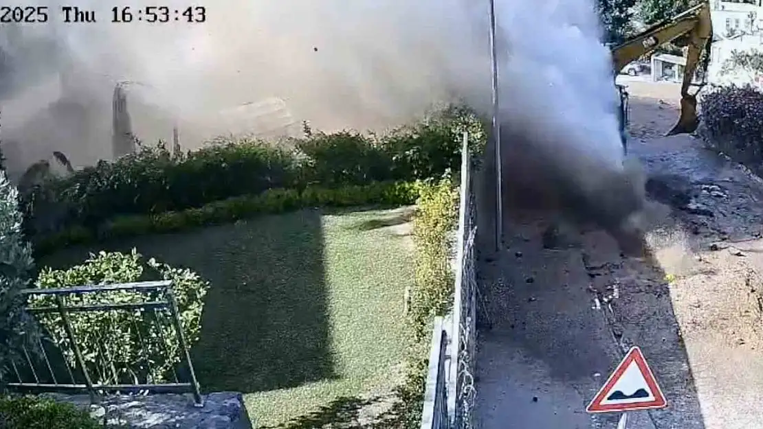 Su borusu bomba gibi patladı, site savaş alanına döndü