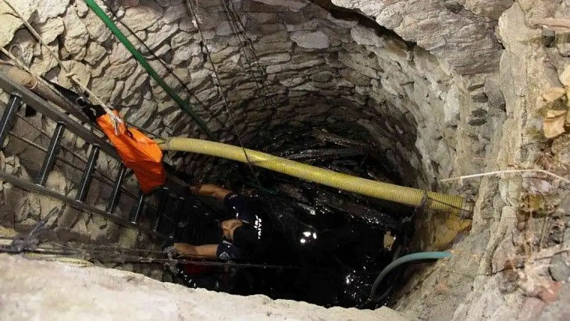 Su kuyusuna düşen keçileri kurtarmak için zamanla yarıştılar