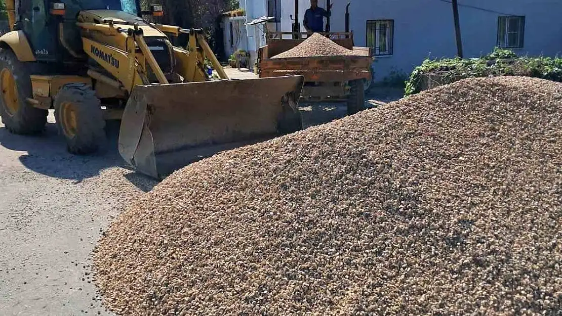 Sultanhisar'da bozulan yollar yenileniyor