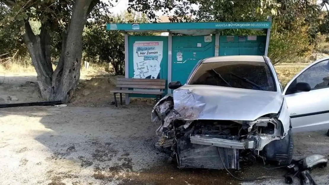 Sürücüsünün direksiyon hakimiyetini kaybetti araç ağaca çarptı
