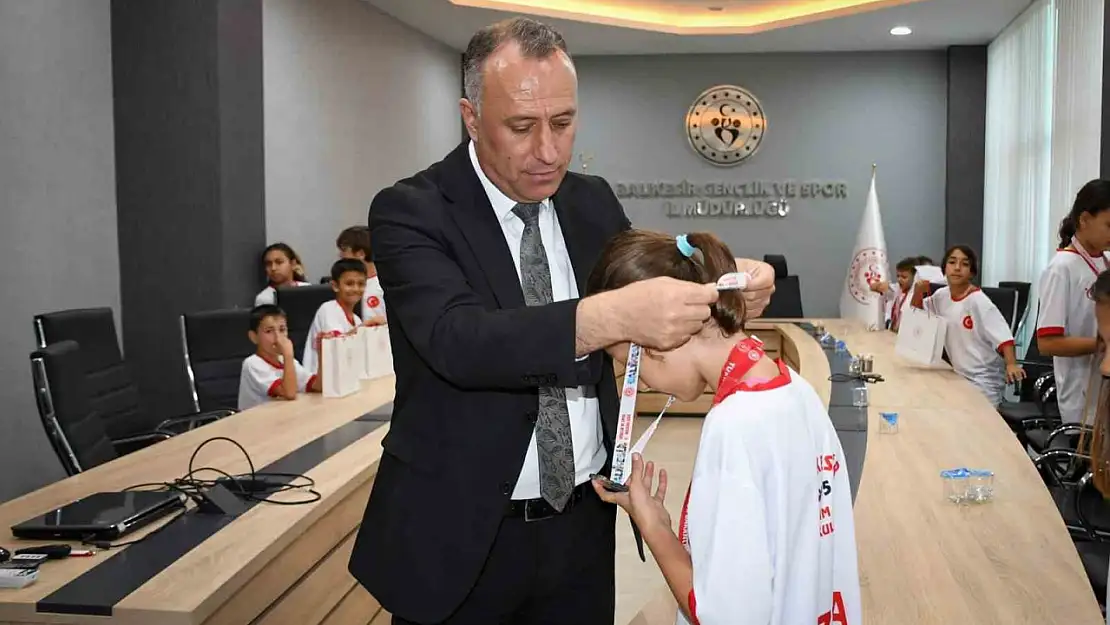 Taekwondo ve Yüzme Sporcuları, Balıkesir'de Ödüllendirildi