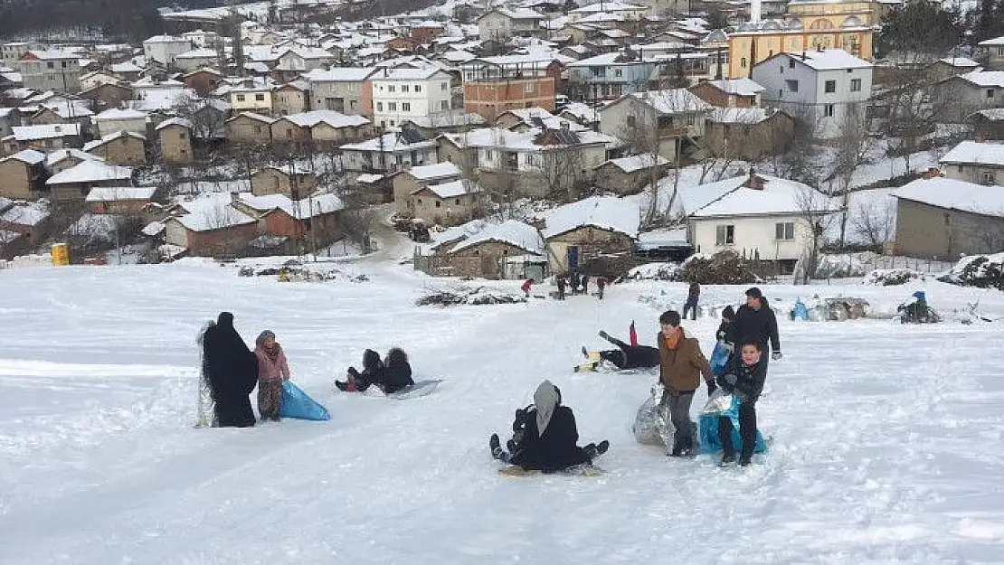 Tahta kızak ve naylonlarla kar keyfi