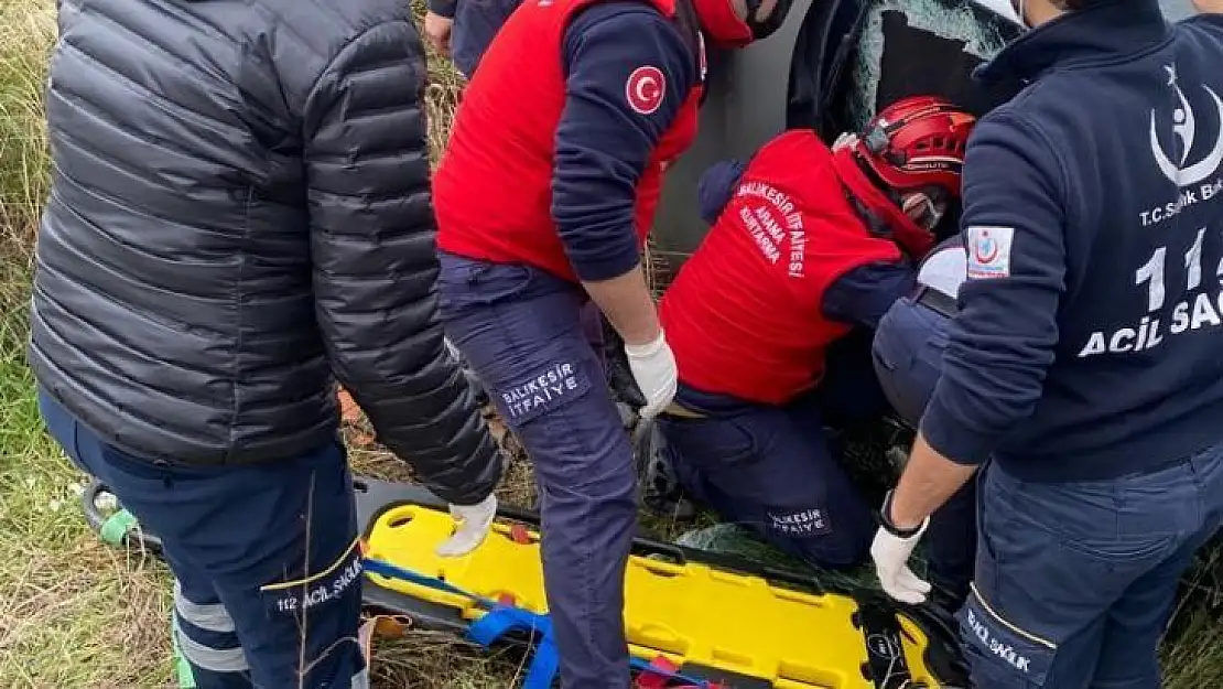 Takla atan otomobilde sıkışan sürücüyü itfaiye kurtardı