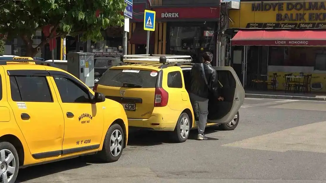 Taksiciyi bıçaklayıp gasp ettikten sonra kaçmak için yine aynı duraktan taksi çağırmış