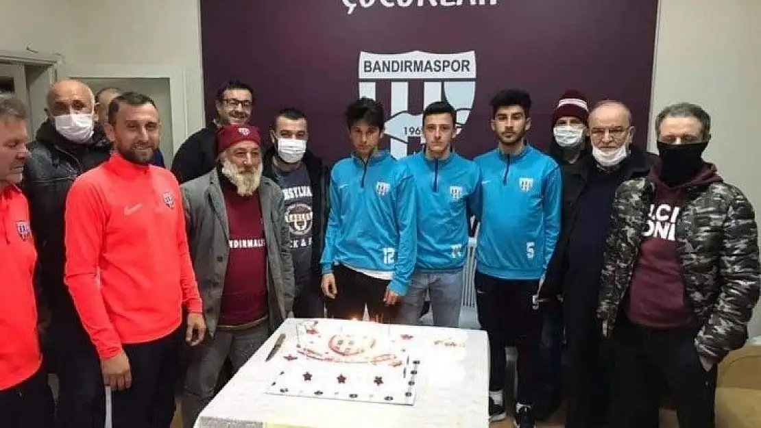 Taraftarlardan altyapıya pastalı destek