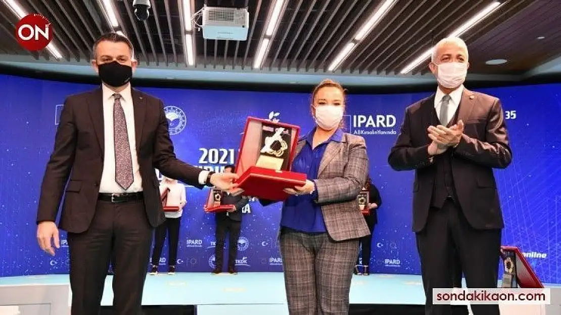 Tarım Bakanı Pakdemirli, Havranlı kadın girişimciye plaket verdi