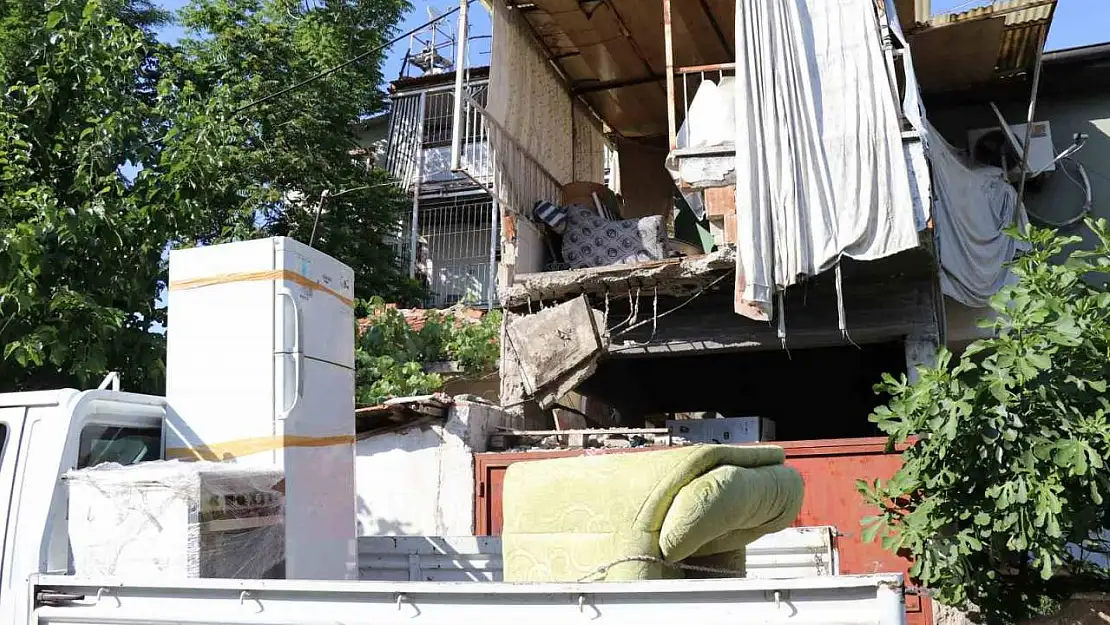 Taşıma işlemi yapılan evin balkonu çöktü: 3 yaralı