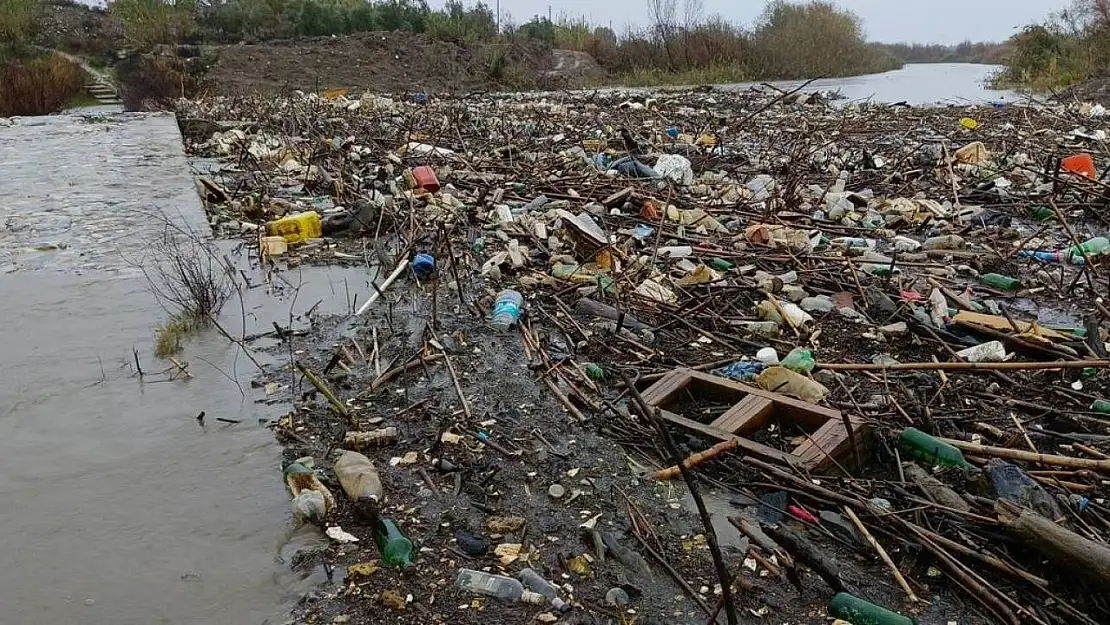 Taşköprü'deki çöp sorunu, tarihi yapıyı tehdit ediyor