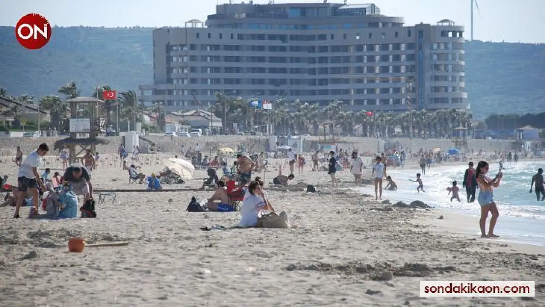 Tatilciler Çeşme'ye akın etti