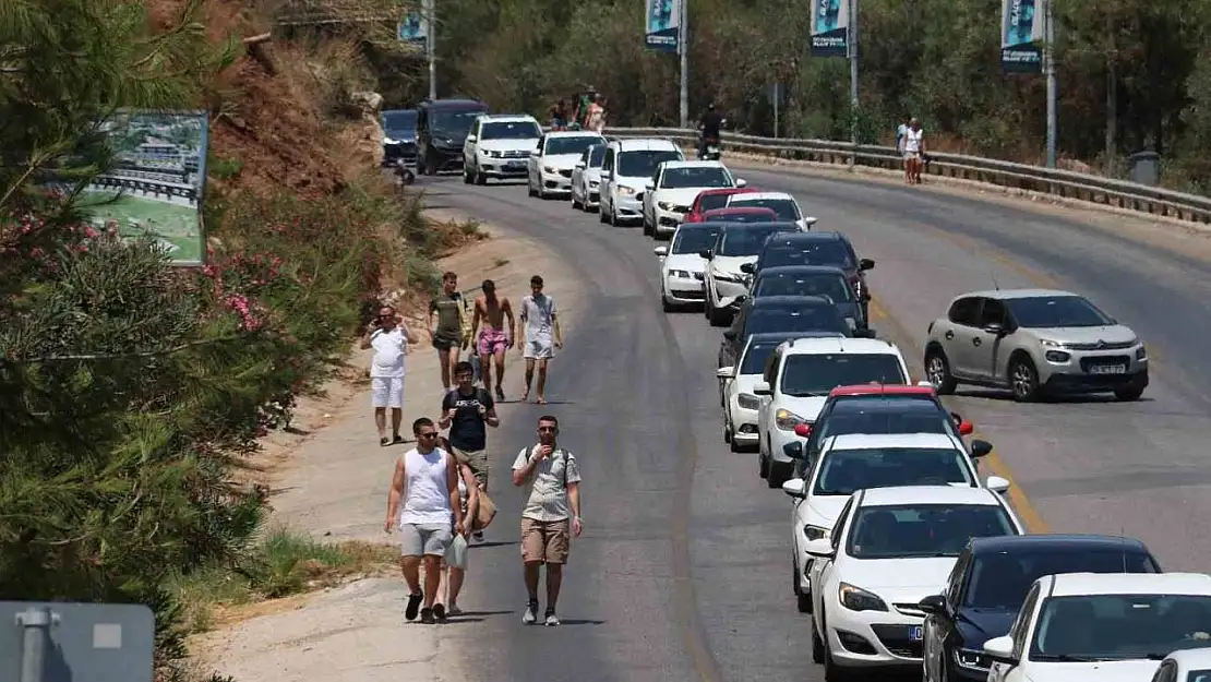 Tatilciler, Ölüdeniz'e ulaşmak için kilometrelerce yürüdüler