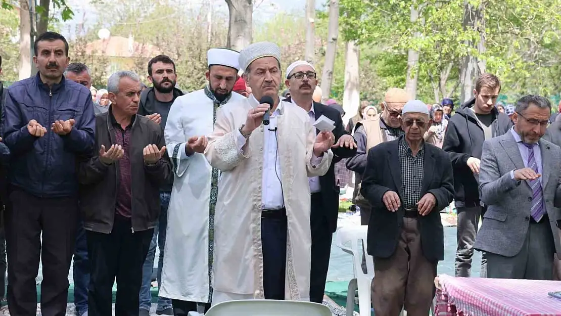 Tavas'ta yüzlere kişi yağmur duasına çıktı