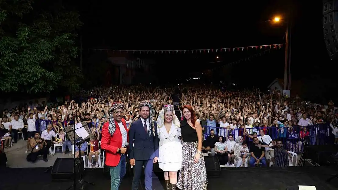 Tavas Zeybek Festivali renkli görüntülere sahne oluyor