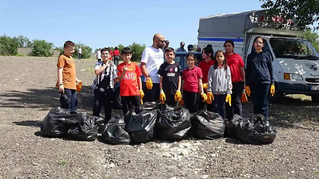 Tavşanlı'da çevre haftası etkinliğinde çevre temizlikleri yapıldı