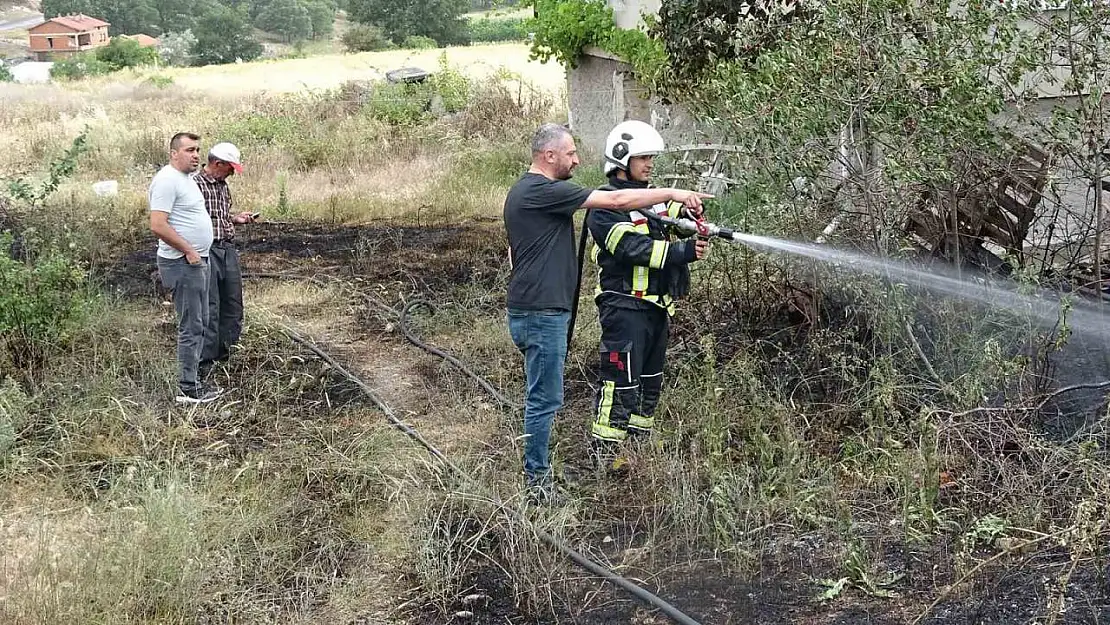 Tavşanlı'da evlerin arasında ot yangını korkuttu