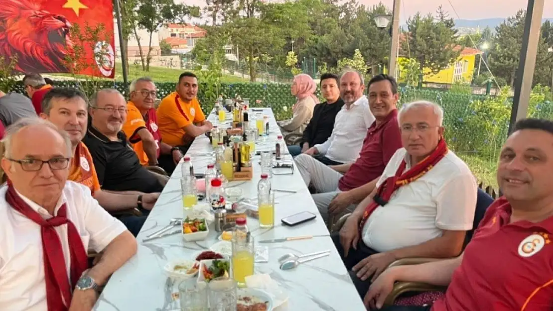 Tavşanlı'da Galatasaray'ın 25. lig şampiyonluğu coşkuyla kutlandı