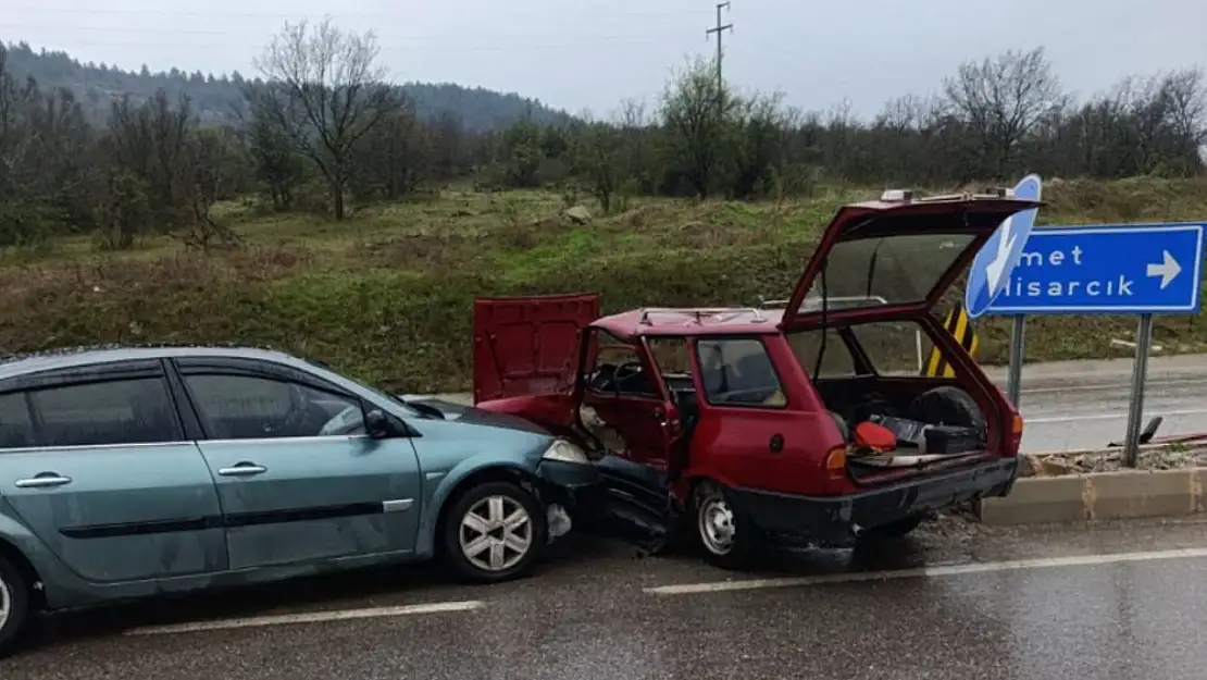 Tavşanlı'da iki otomobil çarpıştı: 1 ölü, 1 yaralı