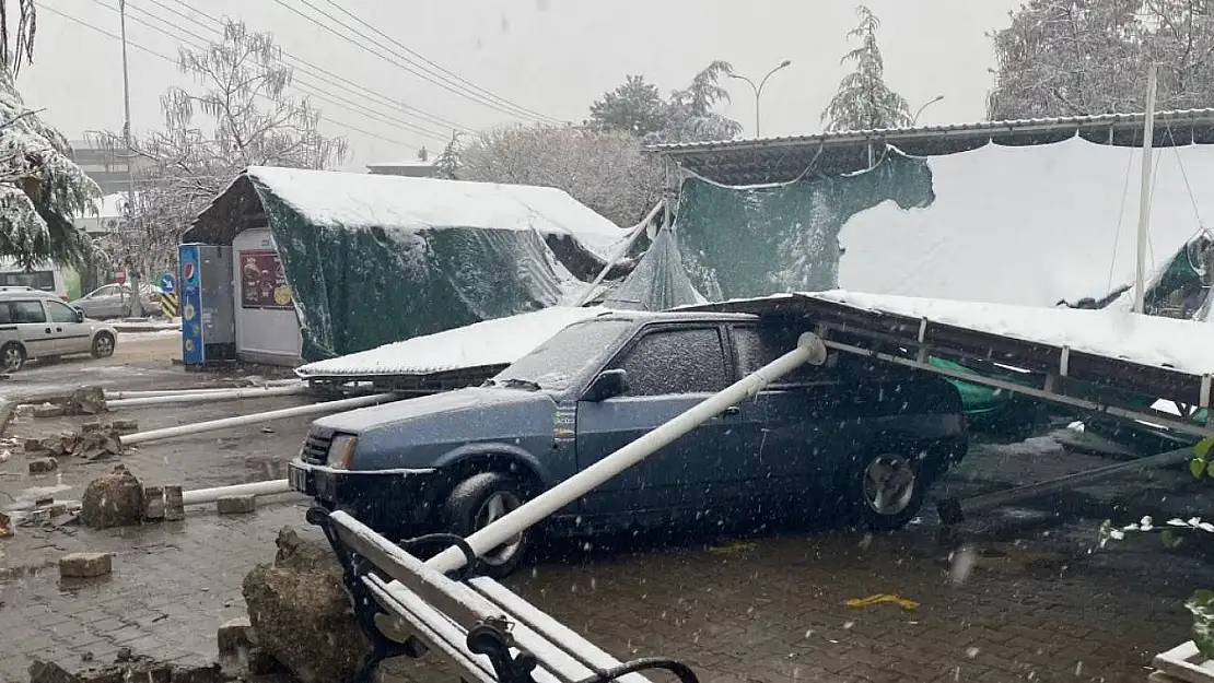 Tavşanlı'da köy pazarı çatısı karın ağırlığına dayanamadı