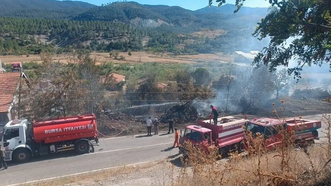 Tavşanlı'da kullanılmayan 2 ev küle döndü