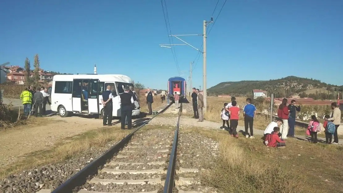 Tavşanlı'da öğrenci servisi trenin arka vagonuna çarptı