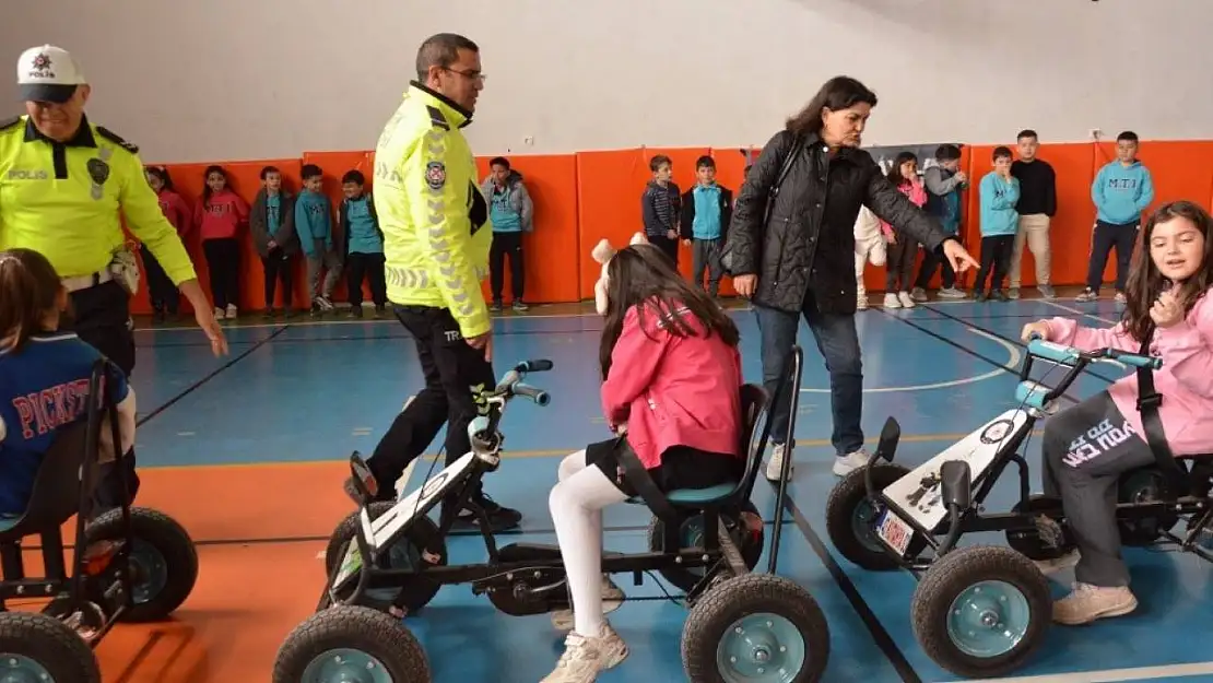 Tavşanlı'da öğrenciler trafik parkurunda kuralları öğrendi