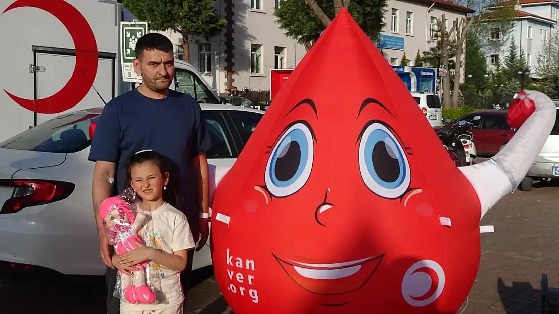 Tavşanlı'da oyuncak hediyeli kan bağışı kampanyası yoğun ilgi gördü