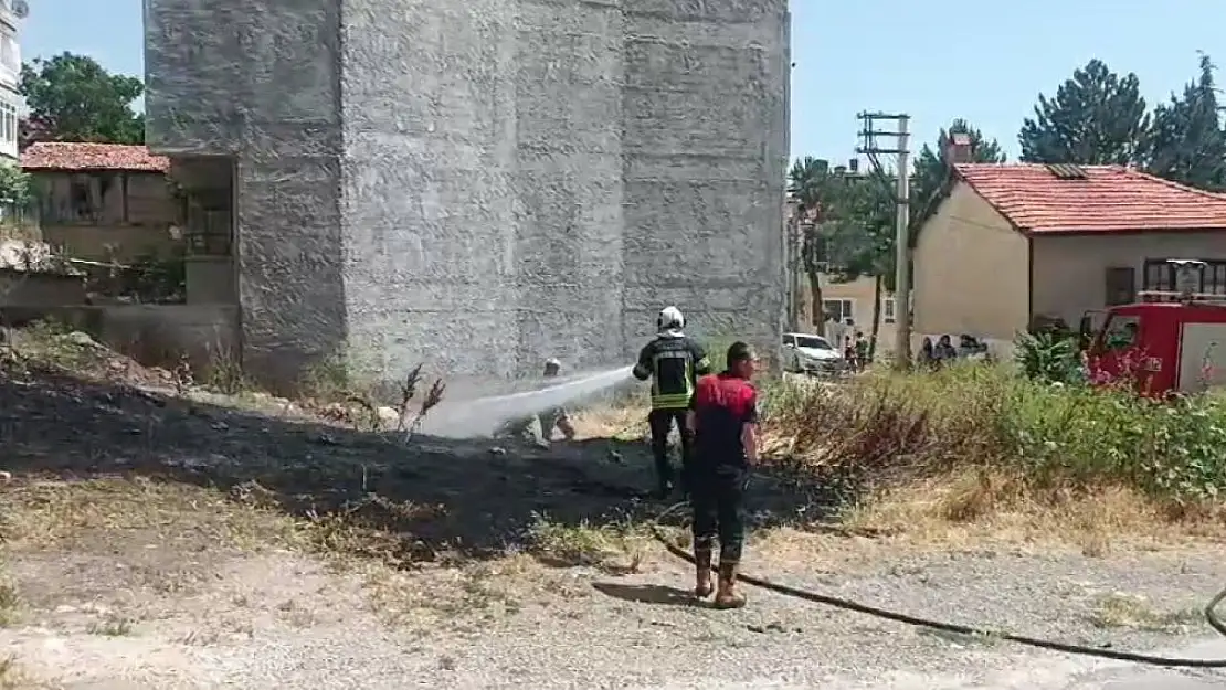 Tavşanlı'daki mahalle arasında çıkan ot yangını korkuttu