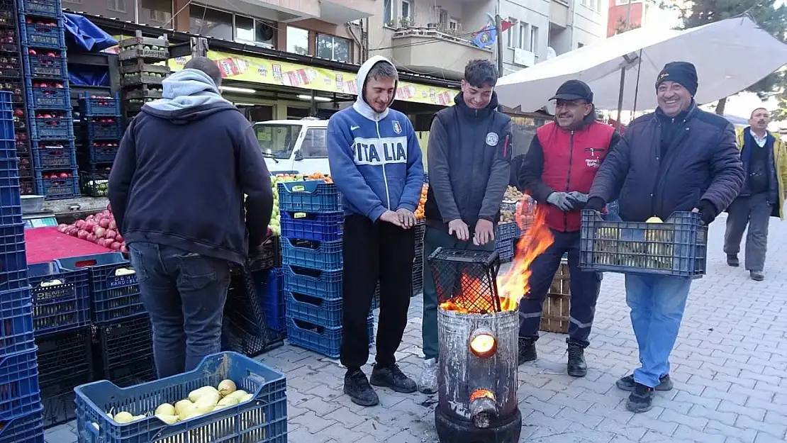 Tavşanlı pazarcıları soğuğa meydan okuyor