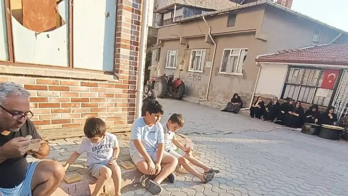 Tavşanlı Tepecik beldesinde aşure ikramı