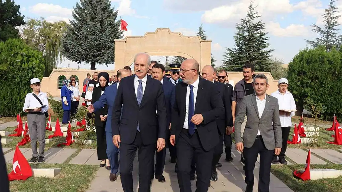 TBMM Başkanı Kurtulmuş, Kütahya'da Zafer Abidesi'ne çelenk sundu, Dumlupınar Şehitliği'ni ziyaret etti