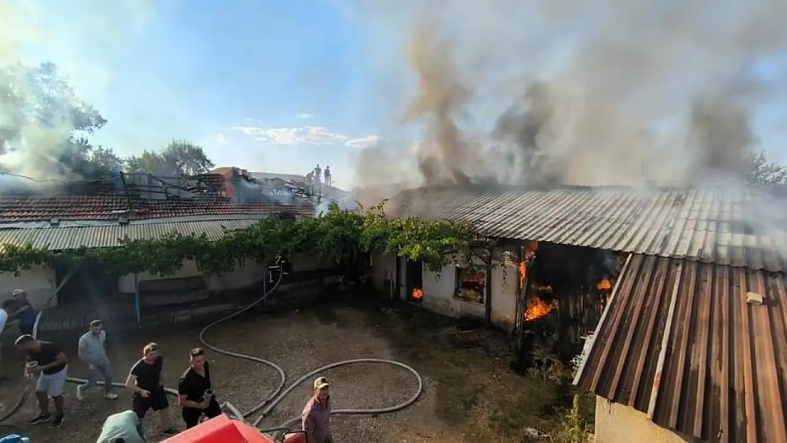 Tek katlı ev çıkan yangında kullanılamaz hale geldi