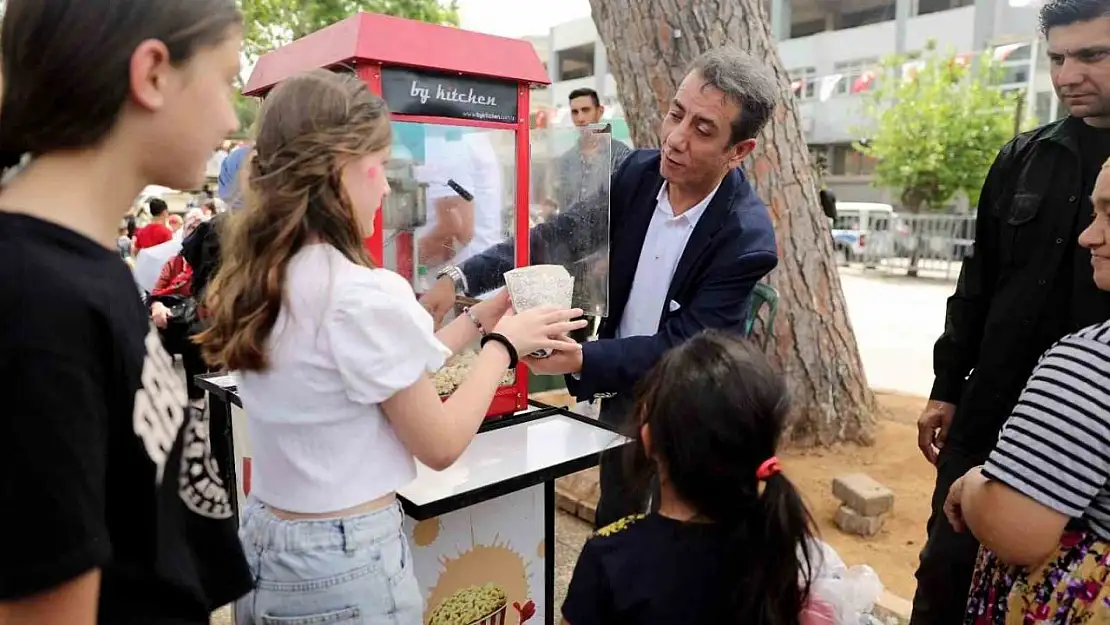 Tezgah başına geçen Başkan Yetişkin, gençlere patlamış mısır dağıttı