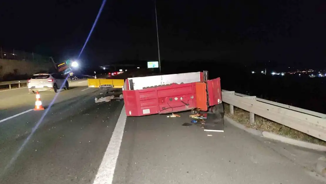 Tır 3 metre yükseklikten karşı şeride uçtu, dorsenin parçaları yola savruldu