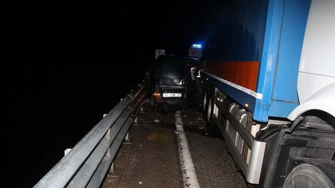 Tır ile bariyer arasına sıkışarak hurdaya dönen hafif ticari otomobilden sağ çıktılar