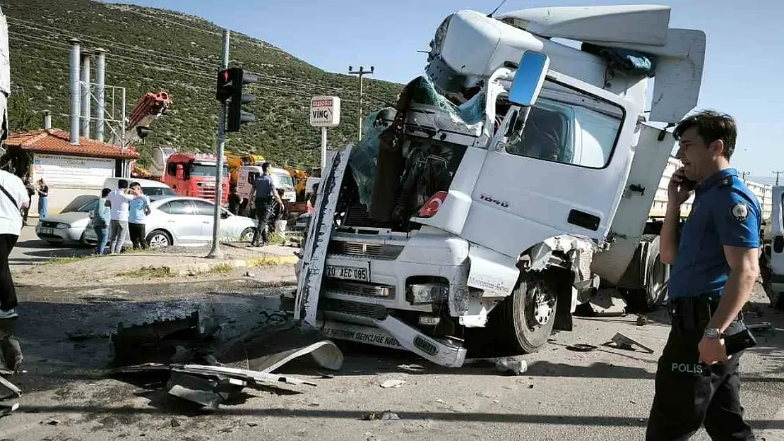 Tır, kırmızı ışıkta bekleyen otobüs ve otomobile çarptı: 6  yaralı