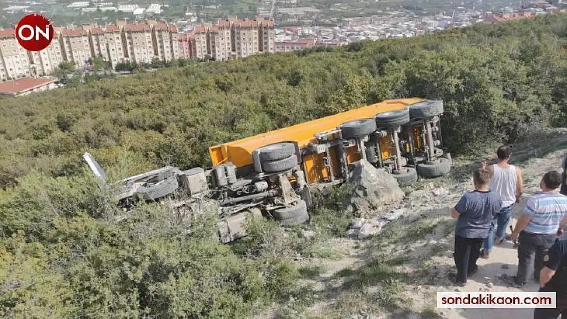 Tır kontrolden çıkıp devrildi, sürücü ölümden döndü
