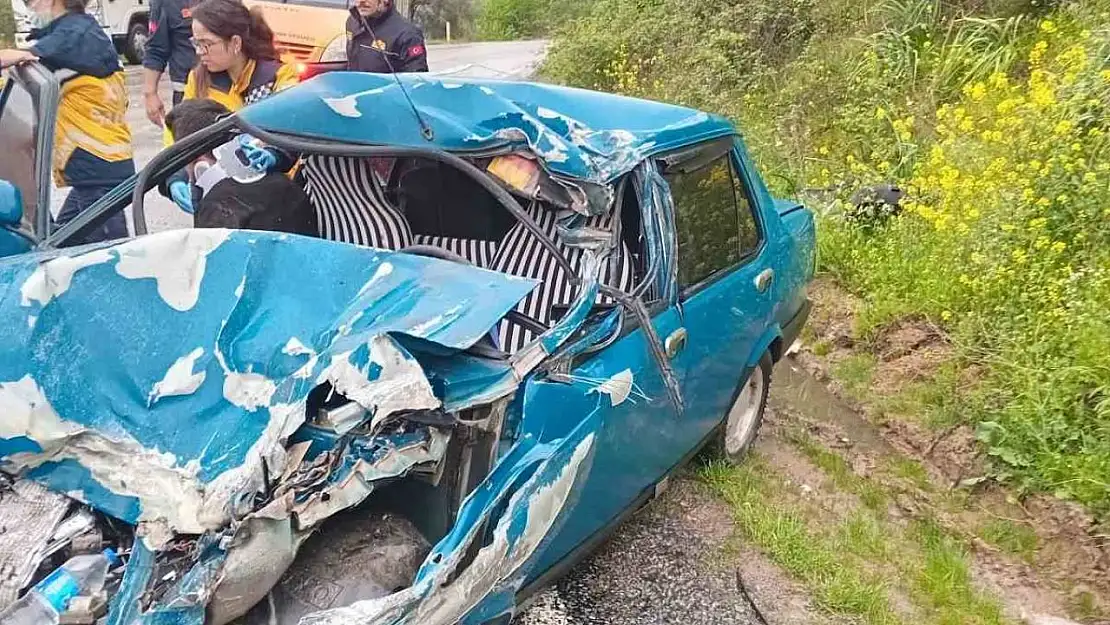 Tıra çarpan Fiat Tofaş otomobil kağıt gibi ezildi