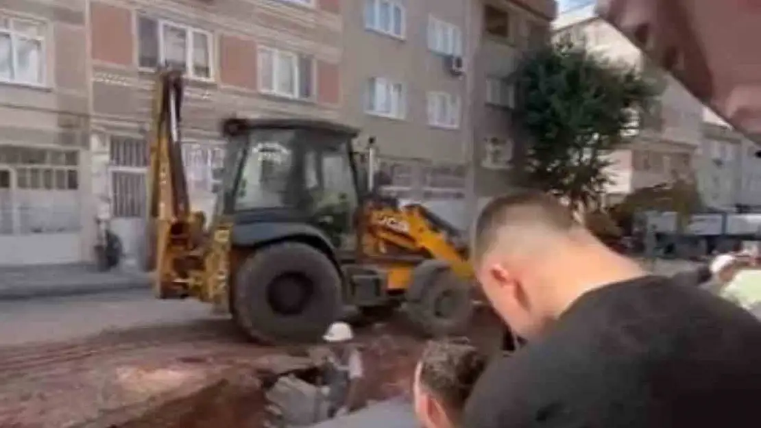 Tıraş olurken yol yapım çalışmasını izledi, gören bir daha baktı