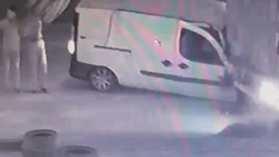 Tırın altına giren araçtan kendi imkanlarıyla böyle çıktı