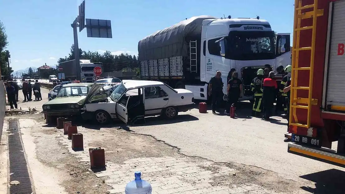 Tırın çarptığı otomobildeki yaşlı çifti ölüm ayırdı