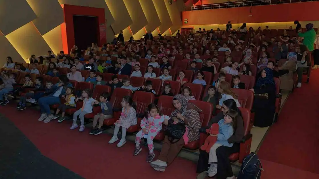 Tiyatronun coşkusu Bursa'yı sardı