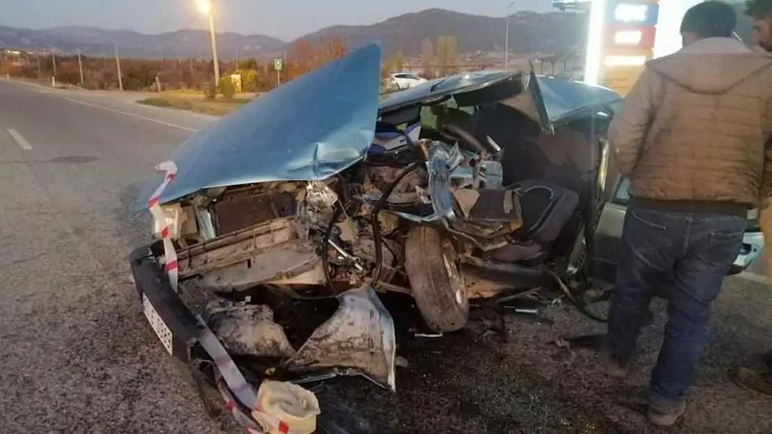 Tomruk yüklü kamyon otomobille çarpışt 2 yaralı