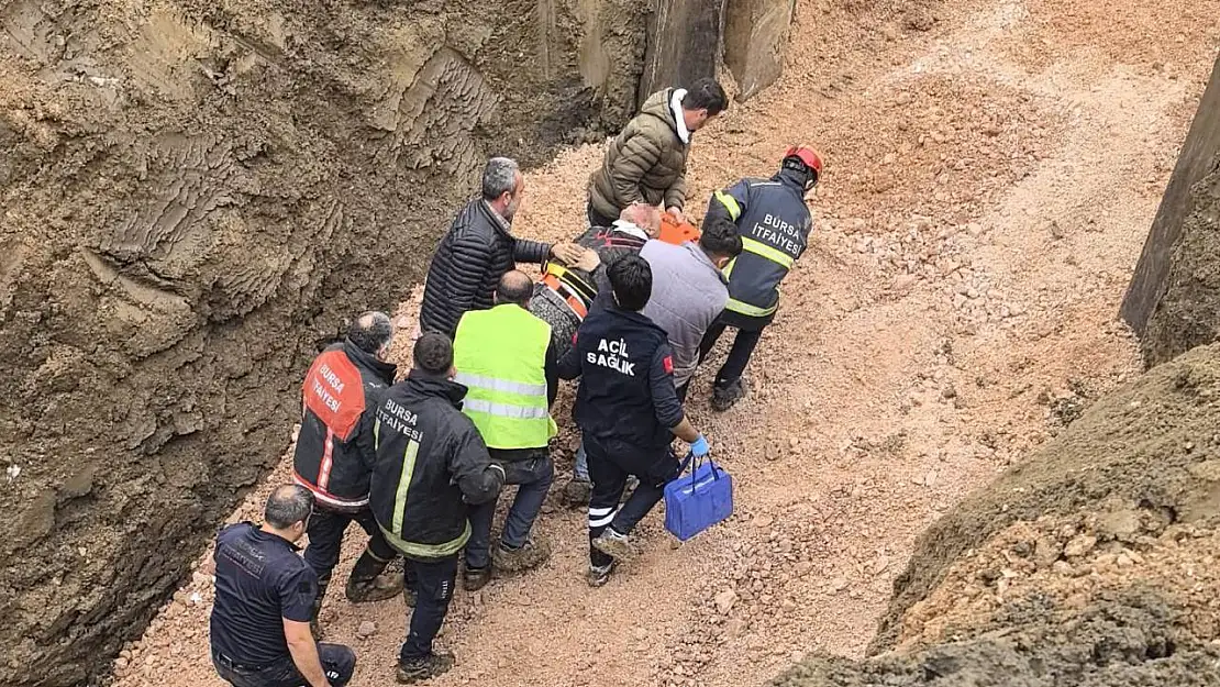 Toprak altında kalan işçiyi kurtarmak için itfaiye erleri zamanla yarıştı