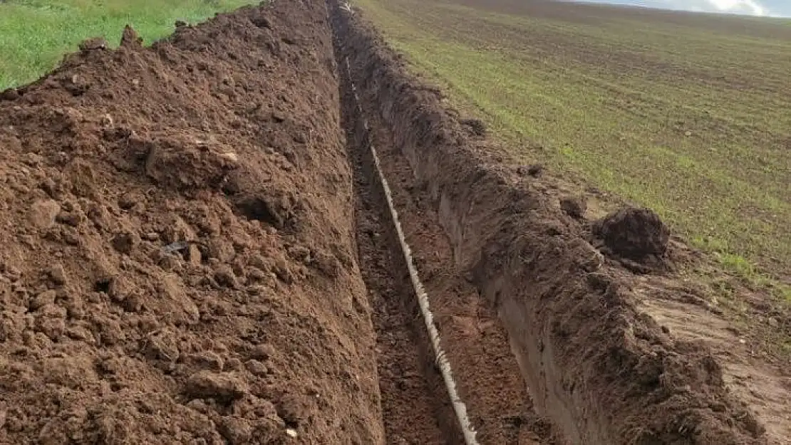 Toprak altındaki su borularını çıkarırken yakalandı