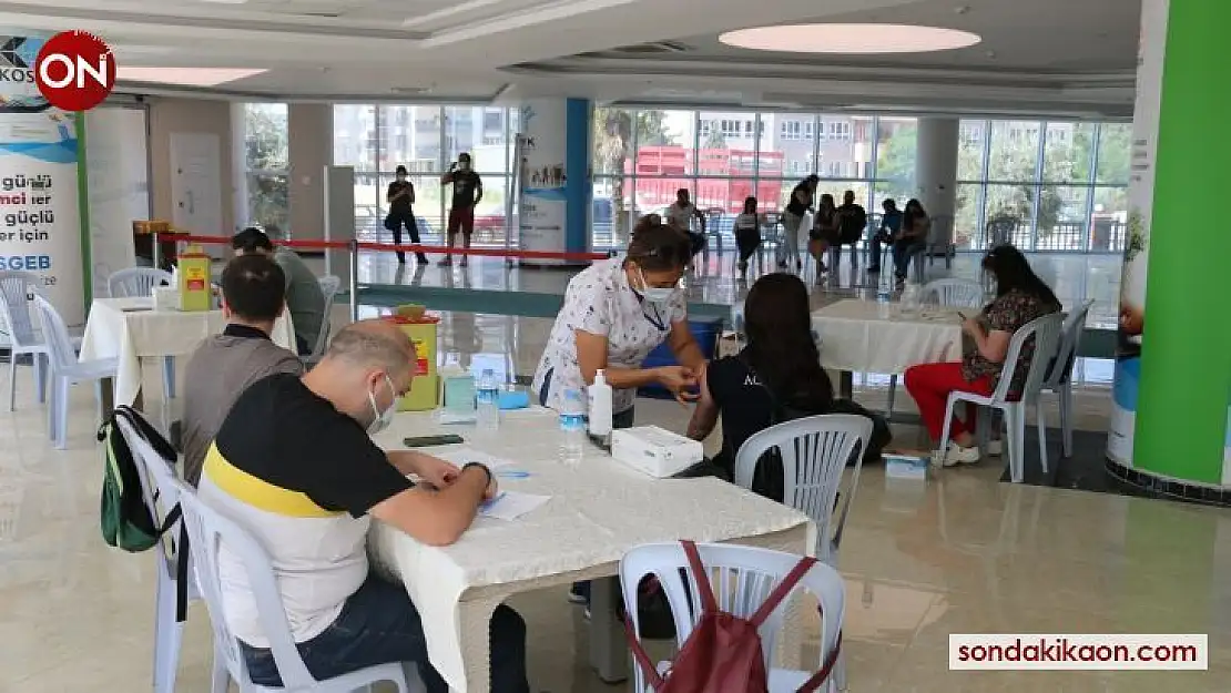 Torbalı'da binlerce fabrika çalışanı hastaneye gitmeden aşılandı