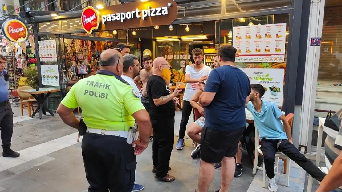 Trafiğe kapalı alana motorlarıyla giren grup ile esnaf arasında kavga: 2 yaralı